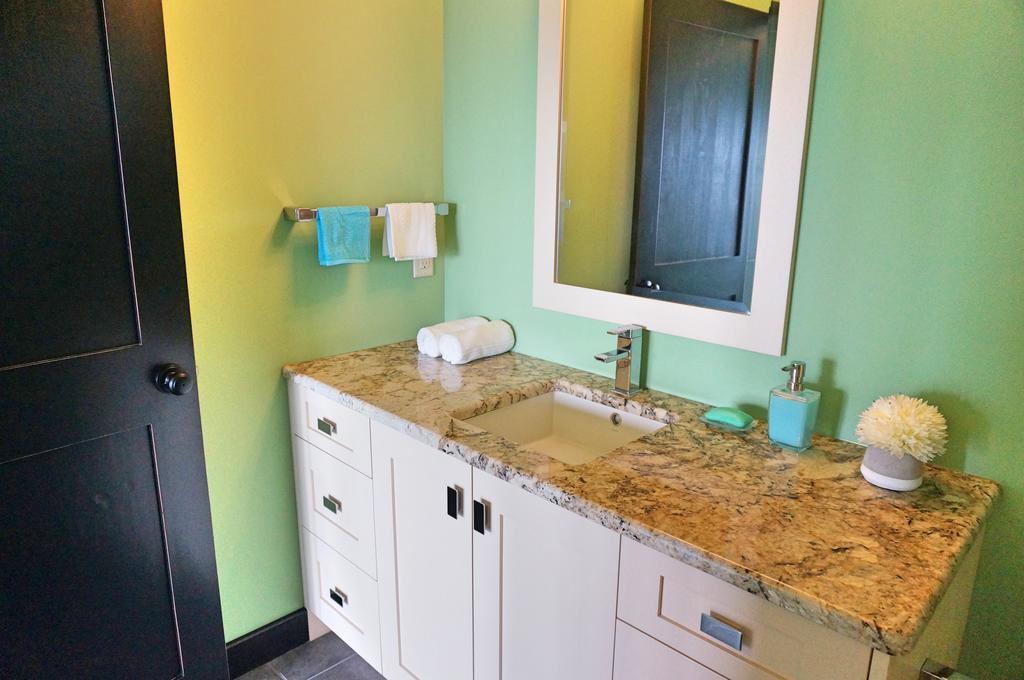 Mission Hill Lake View Villa West Kelowna Extérieur photo
