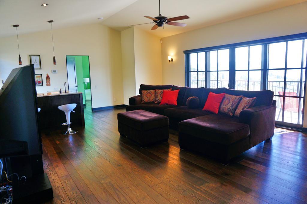 Mission Hill Lake View Villa West Kelowna Extérieur photo